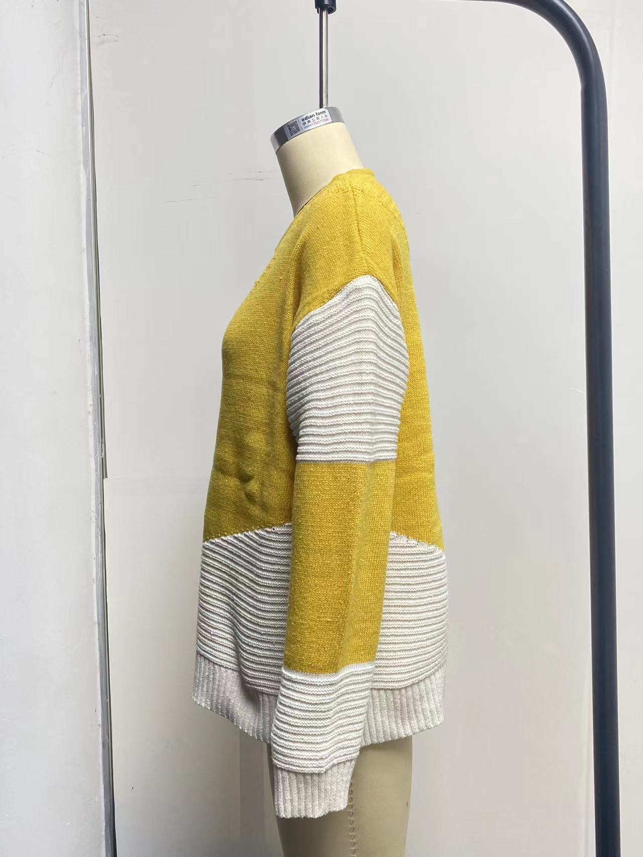European And American Knitted Top Women's Autumn And Winter Clothing New Round Neck Contrast Color Bottoming Shirt